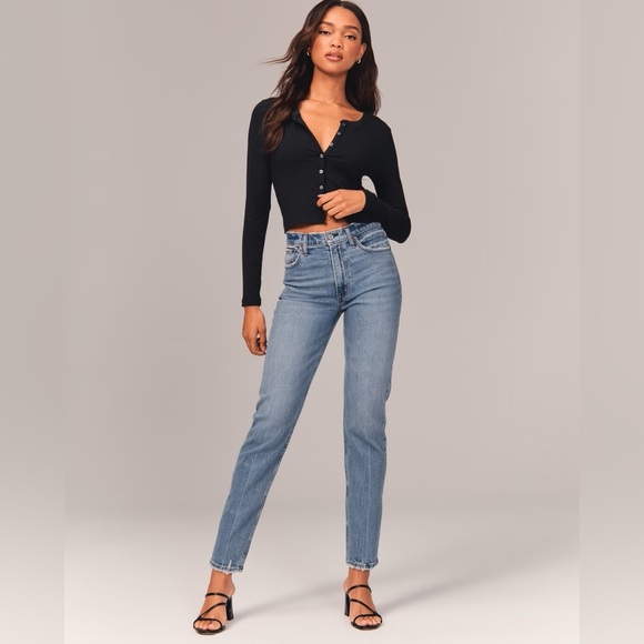 NWOT Abercrombie & Fitch High Rise Mom Jean in Light Wash Ripped Knee Blue 29 8 - Picture 1 of 4
